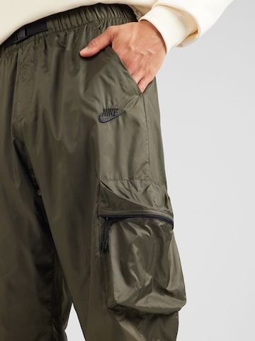 Tapered Pantaloni cargo di Nike Sportswear in verde