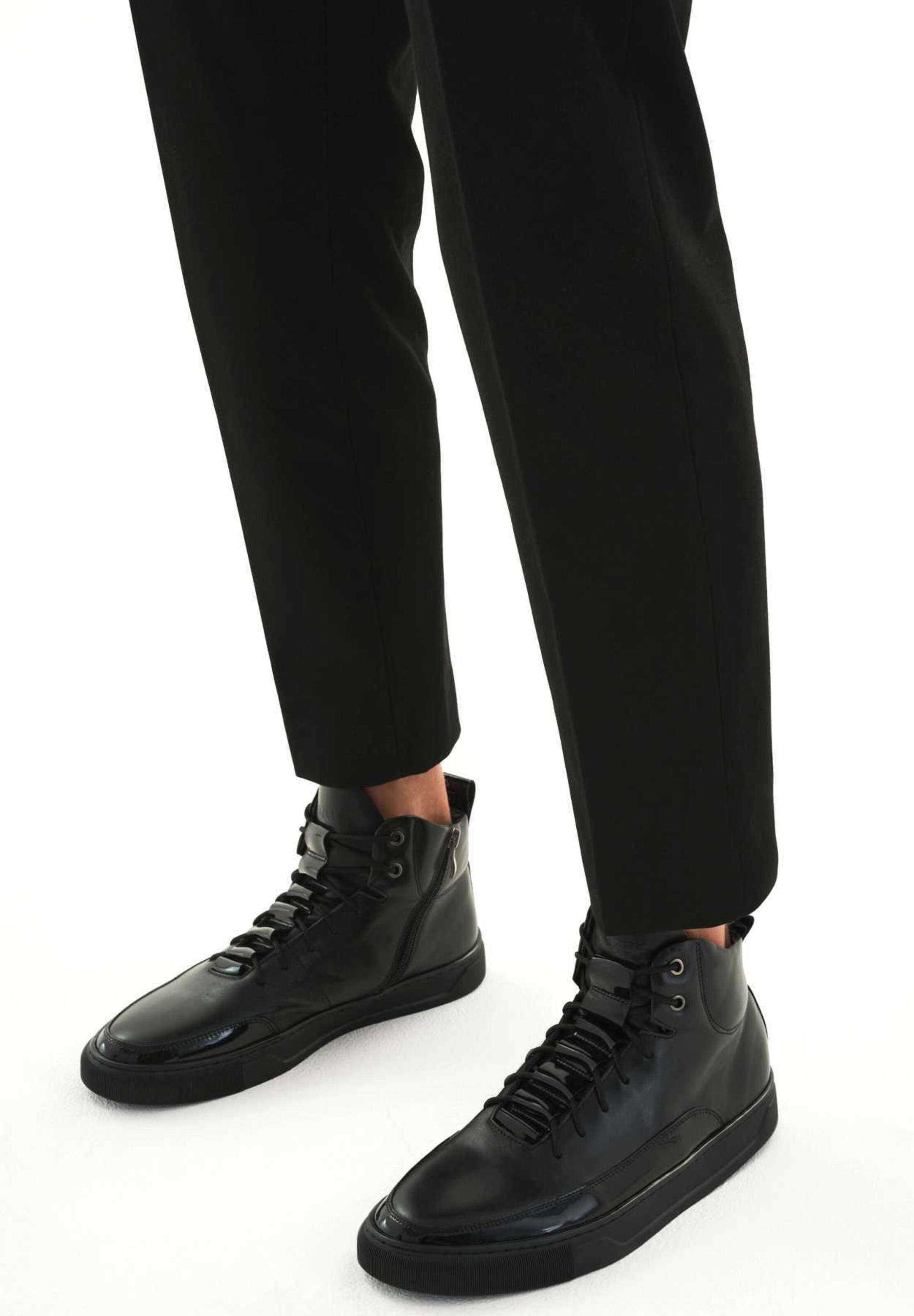 Sneaker alta di Kazar in nero