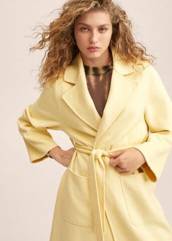 Palton de primăvară-toamnă de la MANGO pe galben