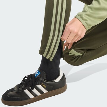 ADIDAS PERFORMANCE - Tapered Pantalón deportivo 'Tiro 25 Essentials' en verde