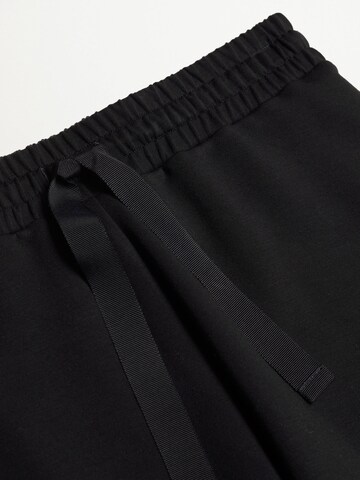 Loosefit Pantaloni 'MONI' di MANGO in nero