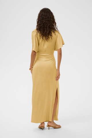 SOAKED IN LUXURY Jurk 'SLEvilia' in Geel