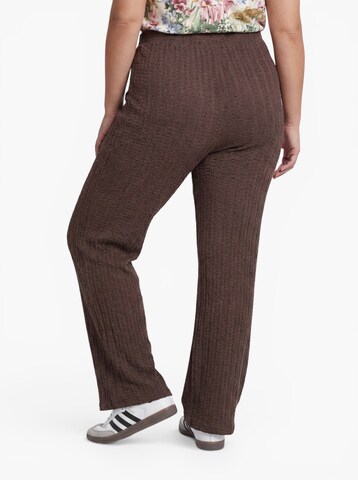 ONLY Carmakoma - Pierna ancha Pantalón 'CARELLA' en marrón