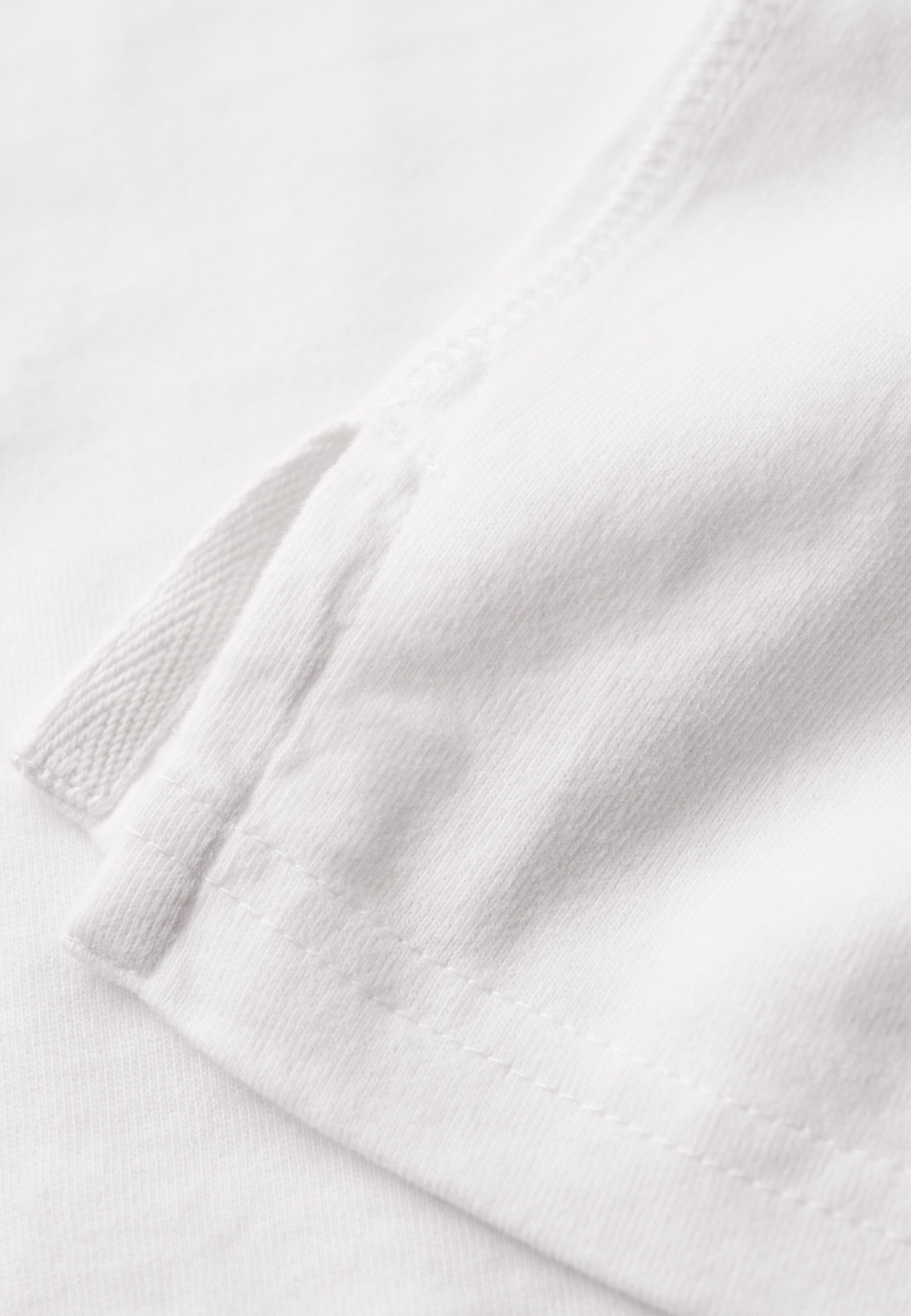 T-Shirt ' Studios' Superdry en blanc