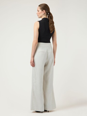 YAS - Pierna ancha Pantalón en blanco