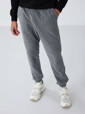 Effilé Pantalon Tommy Life en gris : devant