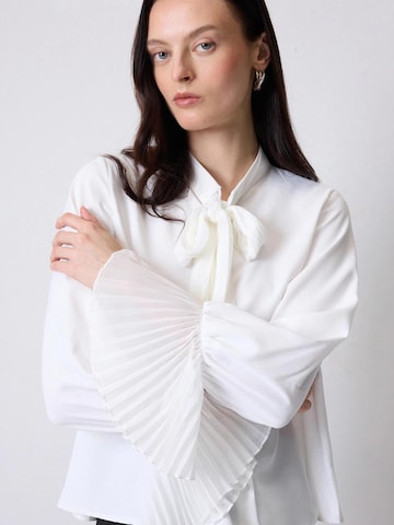 Chemisier 'Chiffon Pleated Scarf Collar Blouse' Touché Privé en blanc