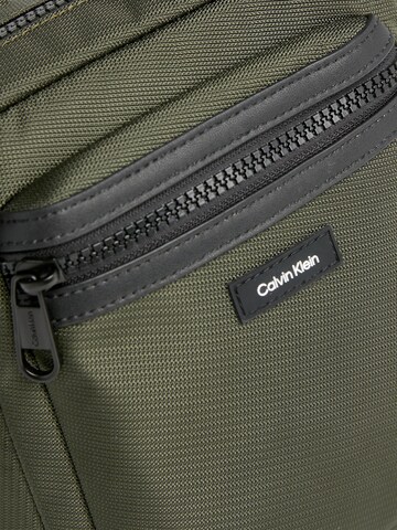 Calvin Klein Schoudertas 'Essential' in Groen