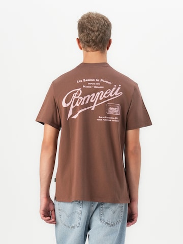 Tricou 'IMPOSTOR SYNDROME' de la POMPEII pe maro: față