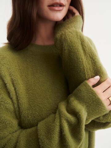 ABOUT YOU x Laura Giurcanu Sweater in Green