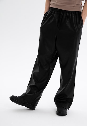 ET Nos Wide leg Pleat-Front Pants in Black: front