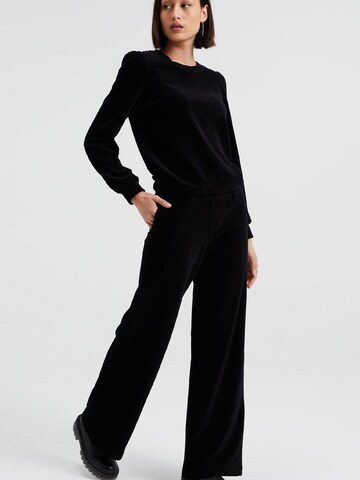 WE Fashion - Perna larga Calças em preto