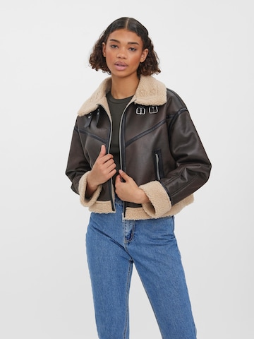 VERO MODA Tussenjas 'PIXIE' in Bruin: voorkant