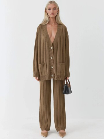 Completo pantalone di My fashion in marrone: frontale
