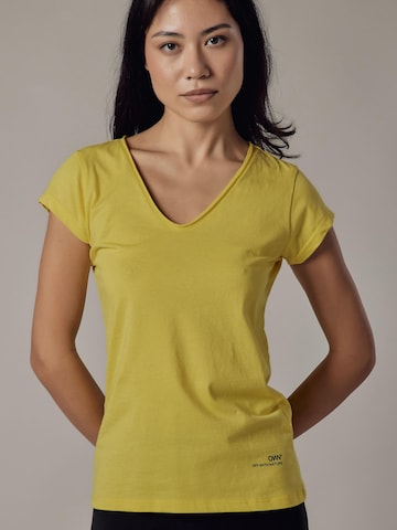 Maglietta di OWN Off With Nature in giallo: frontale