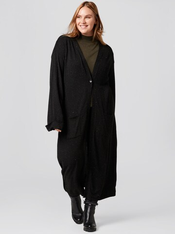 Cappotto in maglia 'Laura' di Guido Maria Kretschmer Curvy in nero: frontale