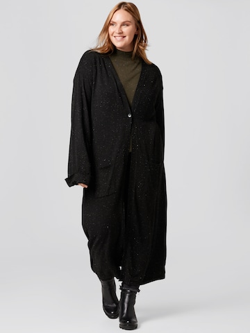 Manteau en tricot 'Laura' Guido Maria Kretschmer Curvy Collection en noir : devant