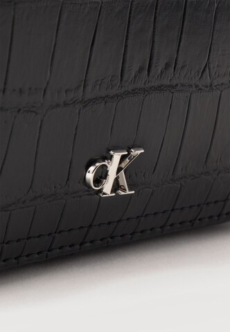 Calvin Klein Τσάντα κάμερας 'Monogram Crocodile' σε μαύρο