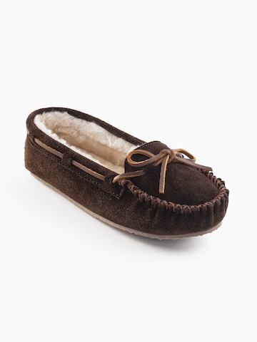 Minnetonka - Pantufa 'Cally' em castanho