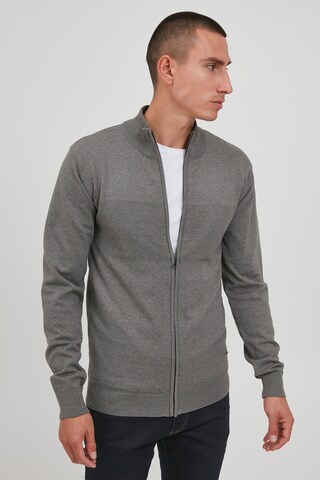 INDICODE JEANS Gebreid vest 'Ernoldo' in Grijs: voorkant
