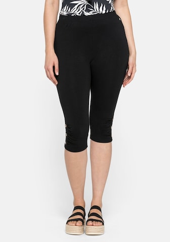 SHEEGO Slimfit Leggings i svart: framsida