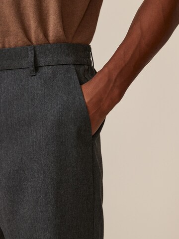 Loosefit Pantaloni chino di Next in grigio