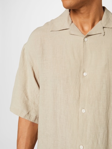 Comfort fit Camicia di WEEKDAY in beige