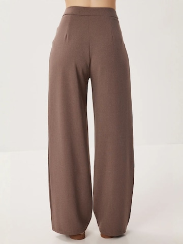 Wide leg Pantaloni di Happiness İstanbul in beige