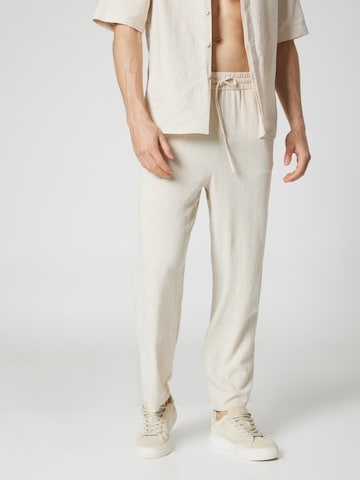 Loosefit Pantalon 'Kalle' ABOUT YOU x Kevin Trapp en beige : devant