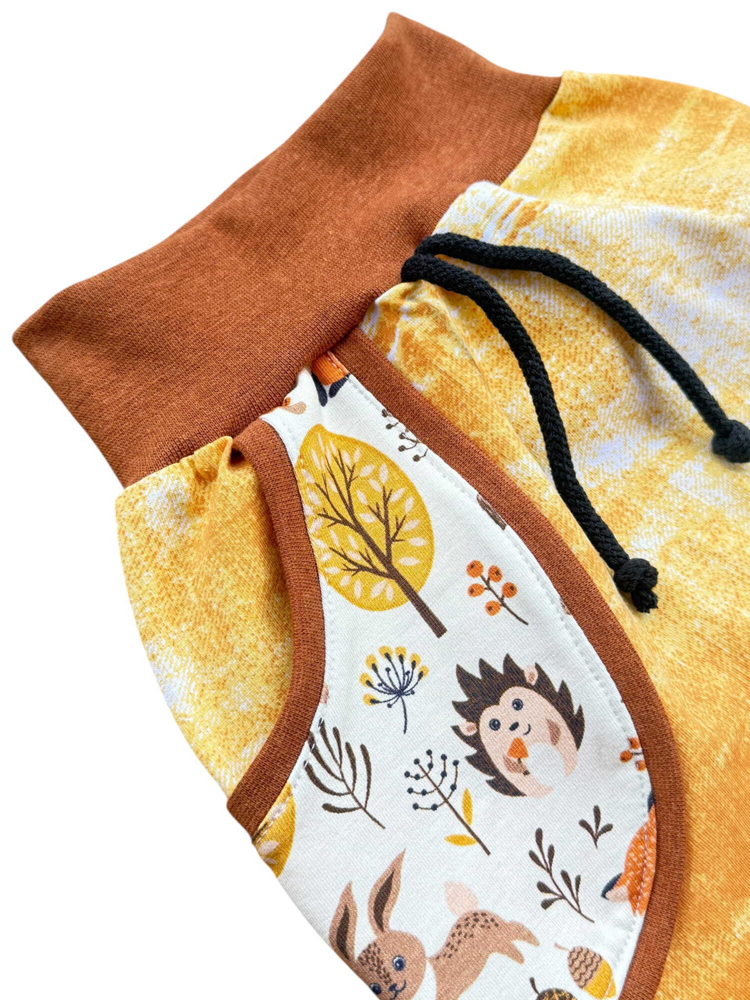 Land-Juwelen Tapered Trousers 'Waldtiere' in Yellow