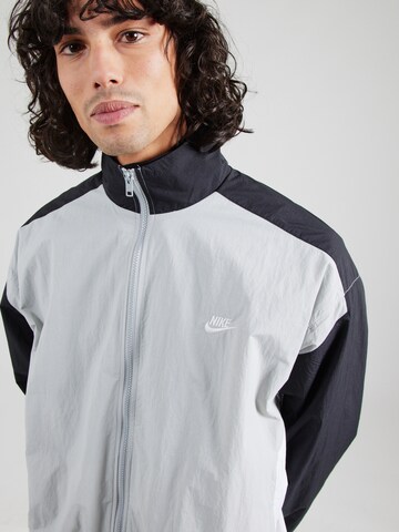 Giacca di mezza stagione 'CLUB' di Nike Sportswear in grigio