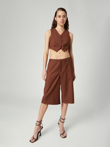 Bella x ABOUT YOU Wide Leg Shorts 'Vanessa' in Braun