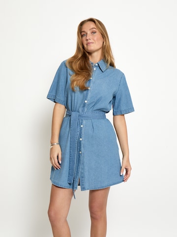 Peppercorn - Vestidos camiseiros 'Darlene' em azul: frente