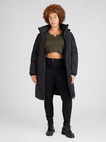 Manteau d’hiver 'CELANORDORA' Vero Moda Curve en noir