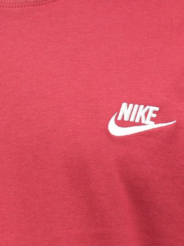 Coupe regular T-Shirt 'Club' Nike Sportswear en rouge