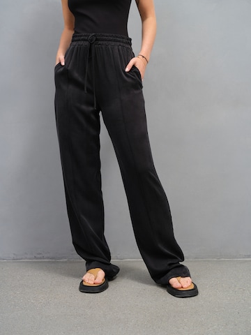 Wide Leg Pantalon 'Johanna' A LOT LESS en noir : devant