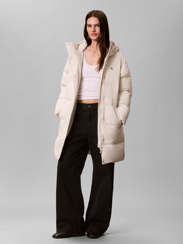 Calvin Klein Jeans Normalny krój Płaszcz zimowy w kolorze biały