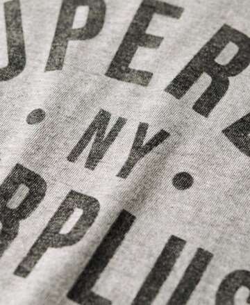 Superdry T-Shirt 'Surplus' in Grau