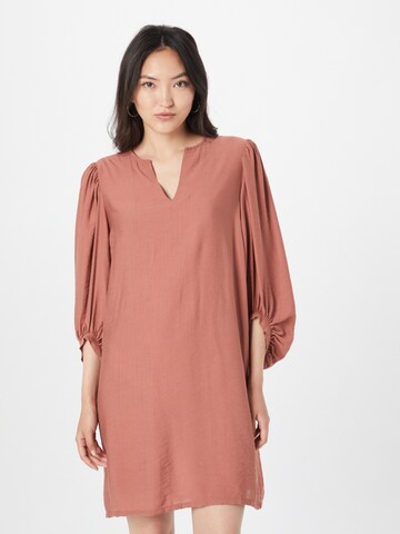 Robe 'Structuria' minimum en marron : devant