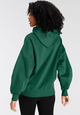 Sweat-shirt 'Classics' PUMA en vert
