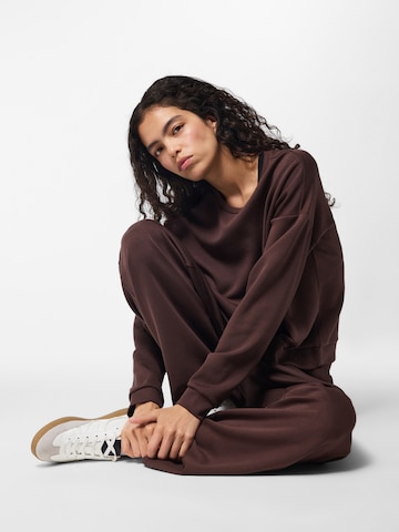 PIECES - Pierna ancha Pantalón en marrón