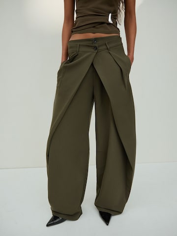 Barrel Pantaloni con pieghe di Bershka in verde: frontale