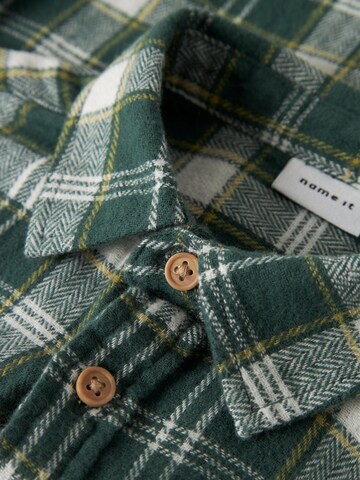 NAME IT - Ajuste regular Camisa en verde