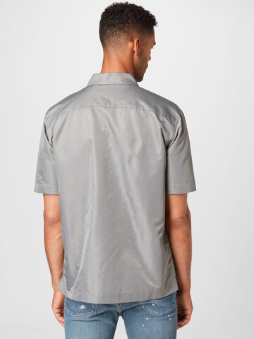 Han Kjøbenhavn - Regular Fit Camisa em cinzento