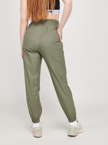 ABOUT YOU x VIAM Studio - Loosefit Pantalón en verde: atrás