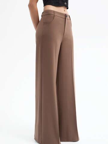 Pull&Bear Wide leg Pleated Pants in Brown: front