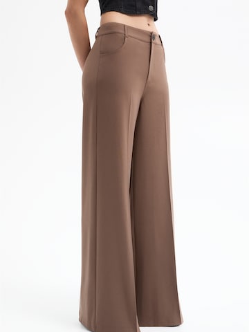 Wide Leg Pantalon à plis Pull&Bear en marron : devant