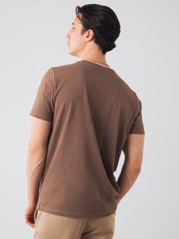 Honest Basics Shirt 'T-shirt Men' in Bruin