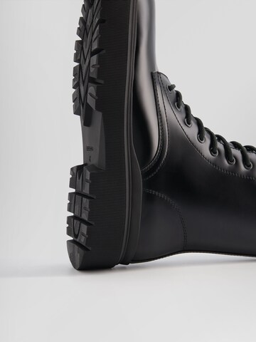 Boots stringati di Bershka in nero