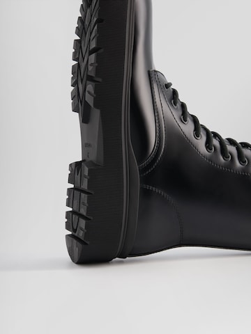 Bershka Schnürboots in Schwarz